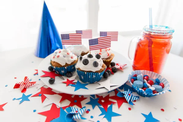 Cupcakes with american flags on independence day — Stock Photo, Image