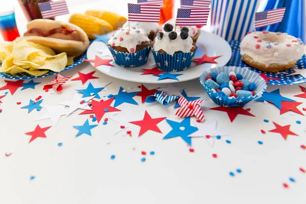 Food and drinks on american independence day party — Stock Photo, Image