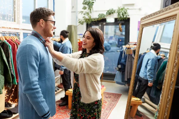Пара выбирает одежду в магазине винтажной одежды — стоковое фото