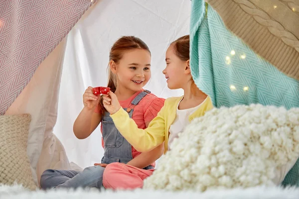 Bambina che gioca a tea party nella tenda dei bambini a casa — Foto Stock