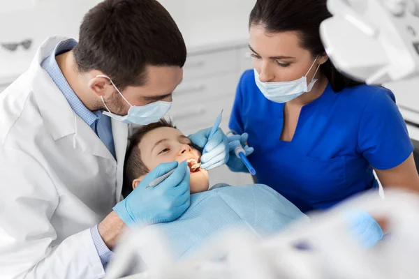 Zahnarzt checkt Kinderzähne in Zahnklinik — Stockfoto