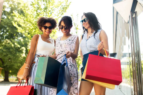 Glückliche Frauen zeigen Einkaufstüten in der Stadt — Stockfoto