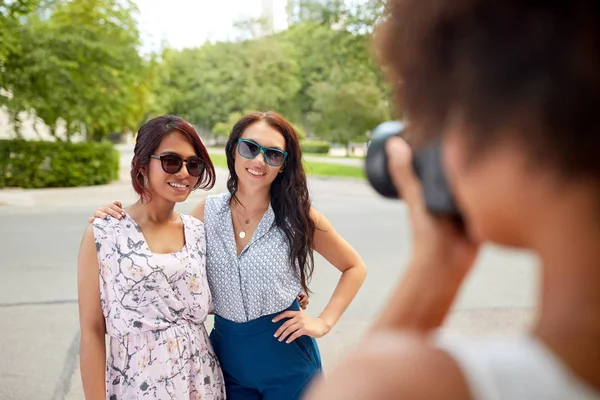 Žena fotografování její přátelé v letním parku — Stock fotografie