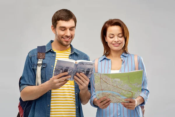 Šťastný pár turistů s vodítkem města a mapou — Stock fotografie
