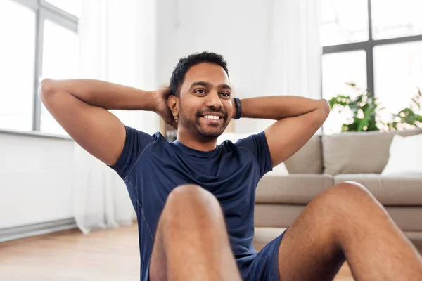 Homme indien faire des exercices abdominaux à la maison — Photo