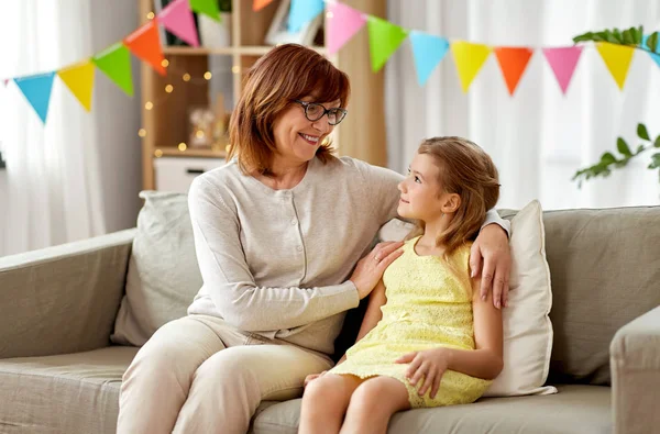 Großmutter und Enkelin zum Geburtstag zu Hause — Stockfoto