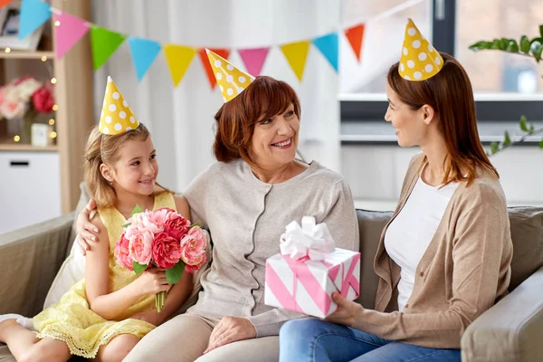Moeder met cadeau groet grootmoeder op verjaardag — Stockfoto