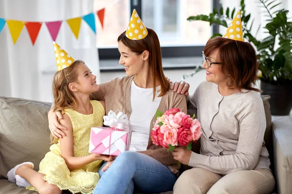 Filha com caixa de presente cumprimentando mãe no aniversário — Fotografia de Stock