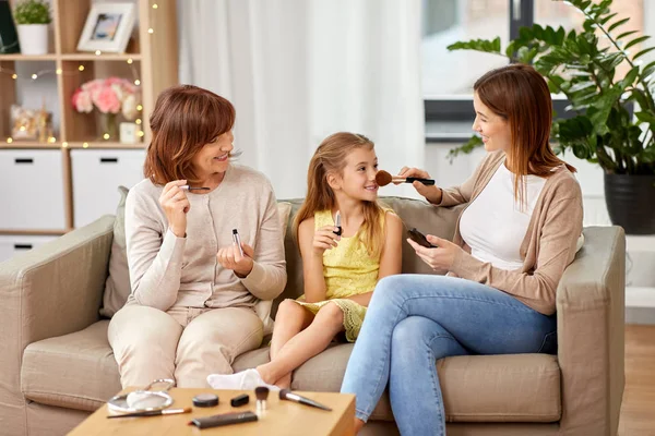 Mãe, filha e avó fazendo maquiagem — Fotografia de Stock