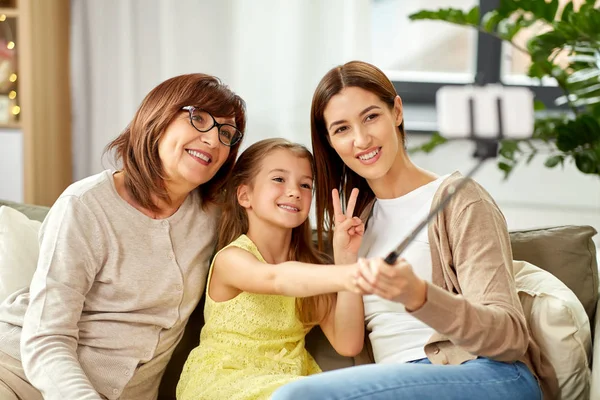 Madre, figlia e nonna si fanno selfie — Foto Stock