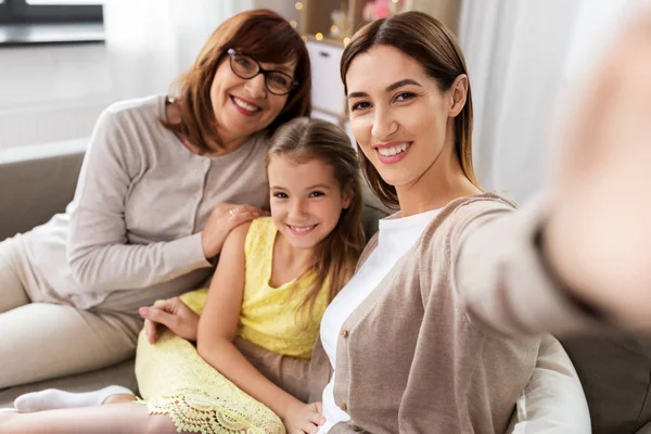 Mãe, filha e avó tomando selfie — Fotografia de Stock