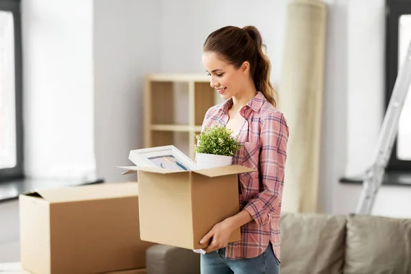 Lycklig kvinna med saker som flyttar till nytt hem — Stockfoto