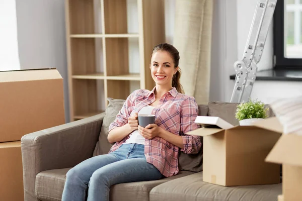 Mujer mudándose a casa nueva y bebiendo café —  Fotos de Stock