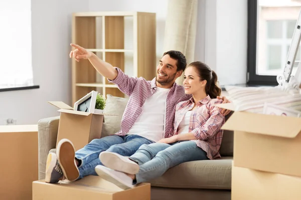 Счастливая пара с коробками переезжают в новый дом — стоковое фото