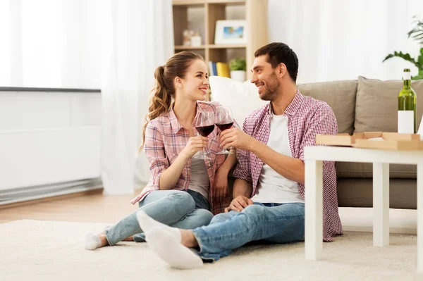 Feliz pareja bebiendo vino tinto en casa — Foto de Stock