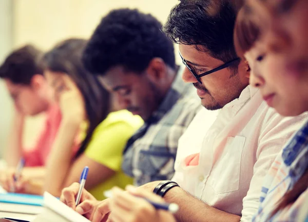 Groep internationale studenten schrijven bij lezing — Stockfoto