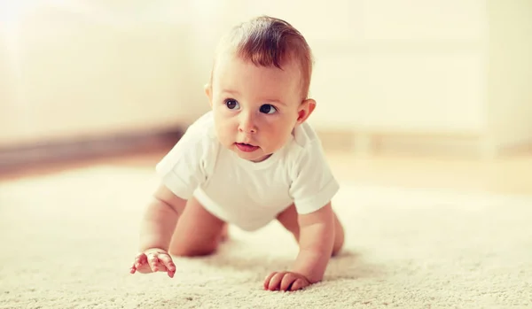 Baby in Windel krabbelt zu Hause auf dem Boden — Stockfoto