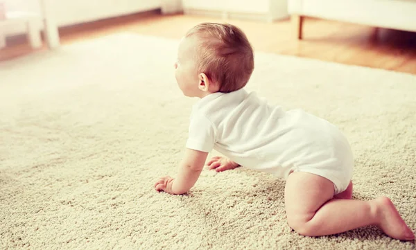 집 바닥에서 기어다니는 기저귀를 차고 있는 아기 — 스톡 사진