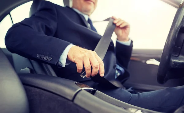 Ανώτερος επιχειρηματίας στερέωσης ζώνες του καθίσματος αυτοκινήτου — Φωτογραφία Αρχείου