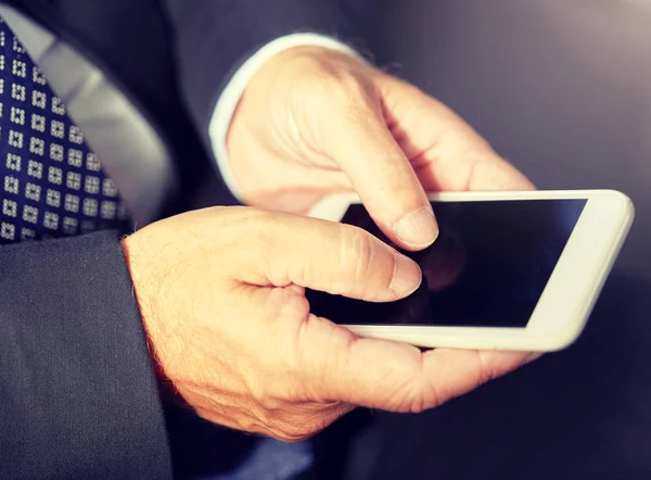 Senior zakenman texting op smartphone — Stockfoto