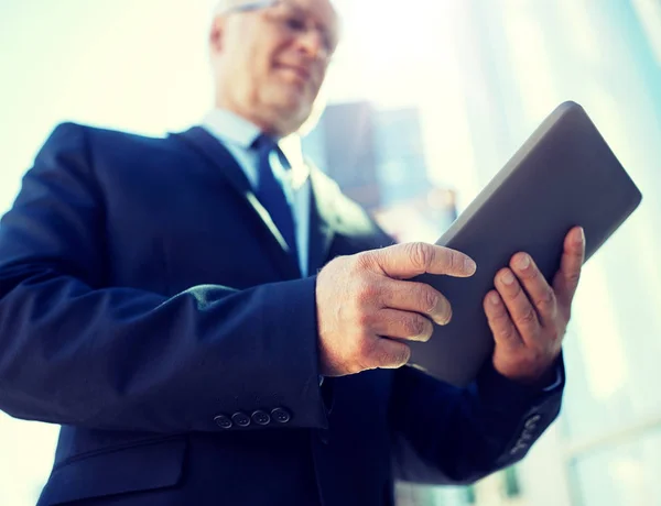 Geschäftsmann mit Tablet-PC im Freien — Stockfoto