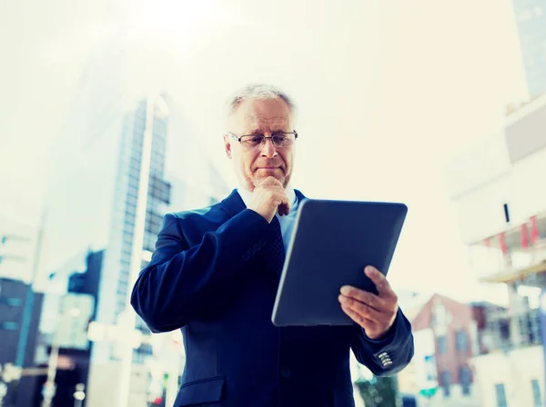 Hombre de negocios senior con tableta pc en la calle de la ciudad —  Fotos de Stock