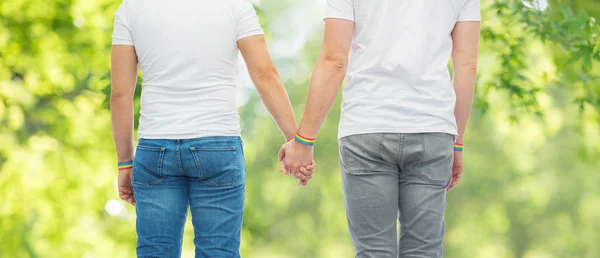 Pasangan pria dengan gay kebanggaan gelang pelangi — Stok Foto