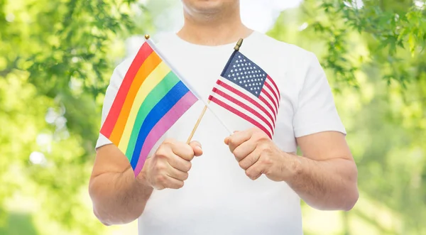 Man med gay pride rainbow och amerikanska flaggan — Stockfoto