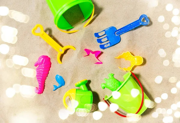 Primo piano del kit di giocattoli di sabbia sulla spiaggia estiva — Foto Stock