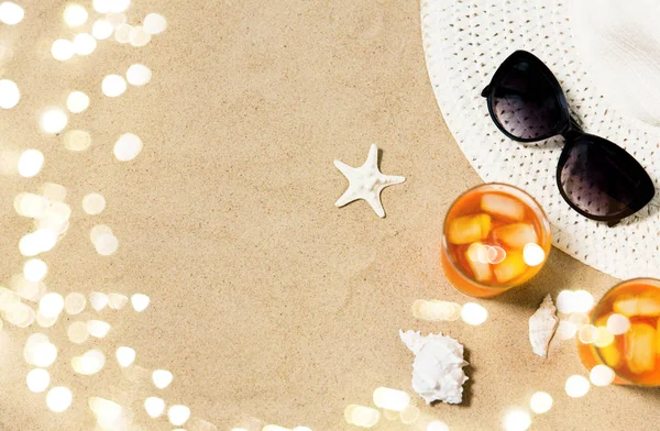 Drinkar, sol hatt och solglasögon på stranden sand — Stockfoto