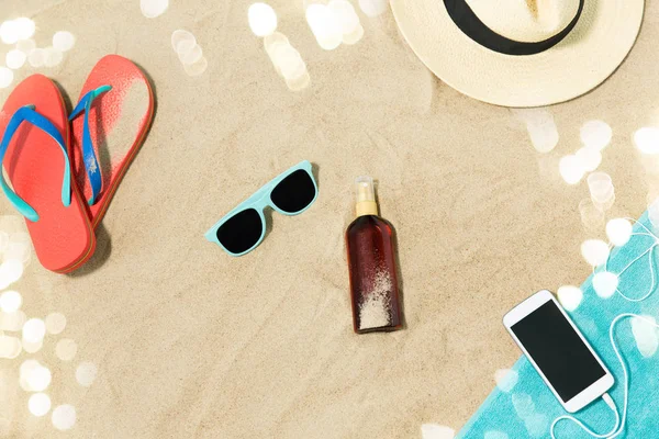 Smartphone, hat, flip flops and shades on beach — Stock Photo, Image