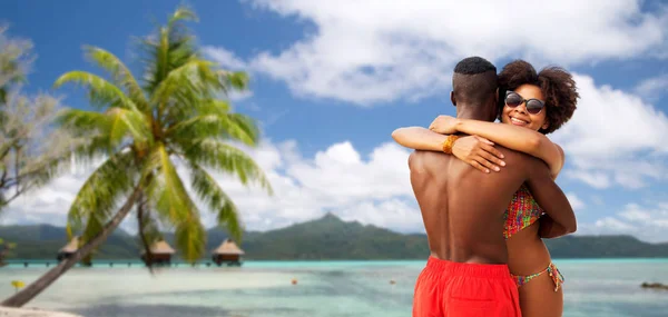 Africano casal americano abraçando na praia de verão — Fotografia de Stock