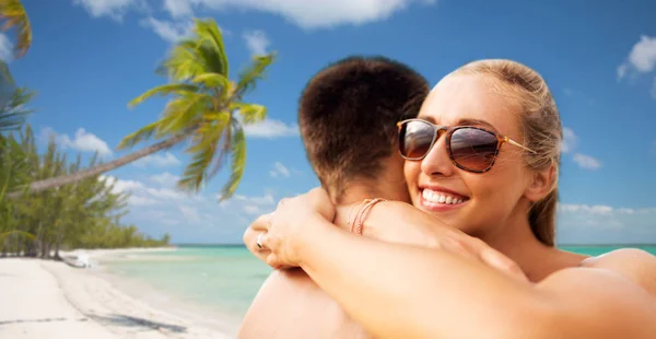 Счастливая пара обнимается на летнем пляже — стоковое фото