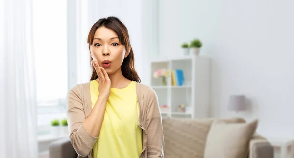 Sorprendida mujer asiática en casa — Foto de Stock