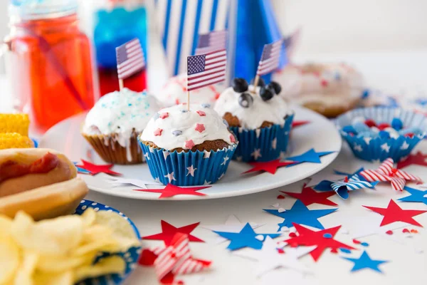 Food and drinks on american independence day party — Stock Photo, Image