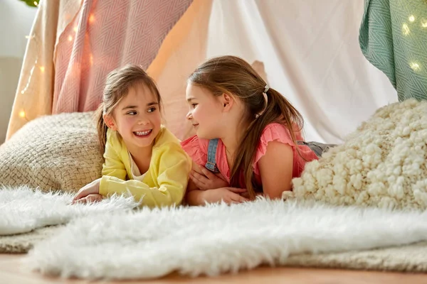 Bambine che parlano nella tenda dei bambini a casa — Foto Stock