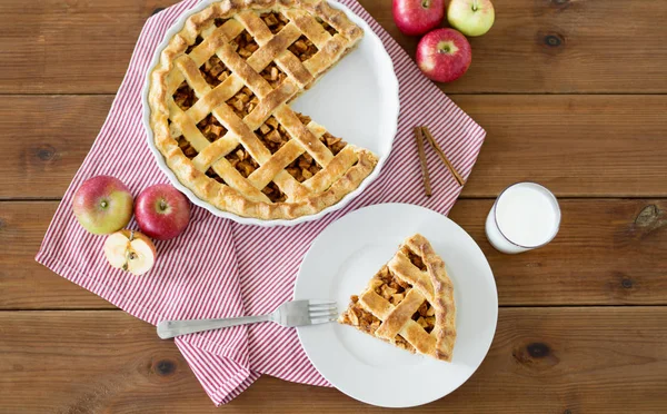 Close up of apple pie and fork on plate — Stock Photo, Image