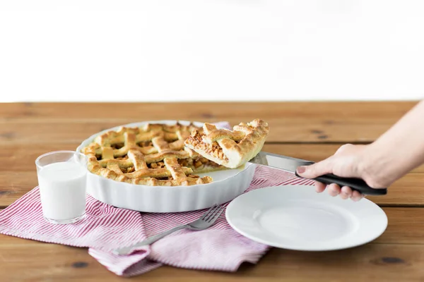 Primer plano de la mano con trozo de tarta de manzana en el cuchillo — Foto de Stock