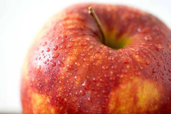 Крупним планом стигле червоне яблуко — стокове фото