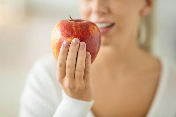 Primo piano di donna che tiene maturo mela rossa — Foto Stock