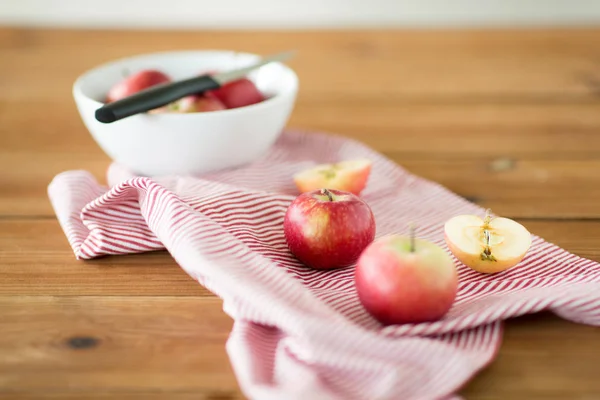 Manzanas y cuchillo de cocina en la toalla —  Fotos de Stock