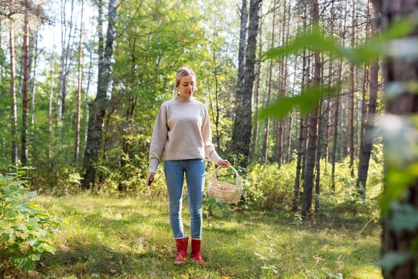 Donna con cesto raccolta funghi nel bosco — Foto Stock