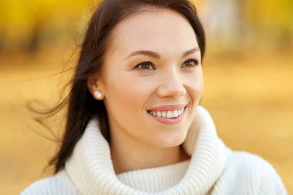 Portret van gelukkige jonge vrouw in herfstpark — Stockfoto