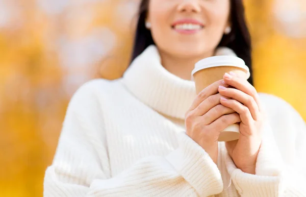 Felice giovane donna che beve caffè nel parco autunnale — Foto Stock