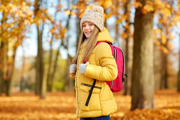 秋の公園で通学している幸せな女子学生 — ストック写真