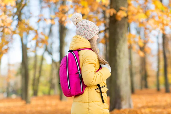 Student tjej med skolväska på Autumn Park — Stockfoto