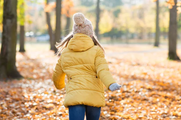 秋の公園を走る幸せな女の子 — ストック写真