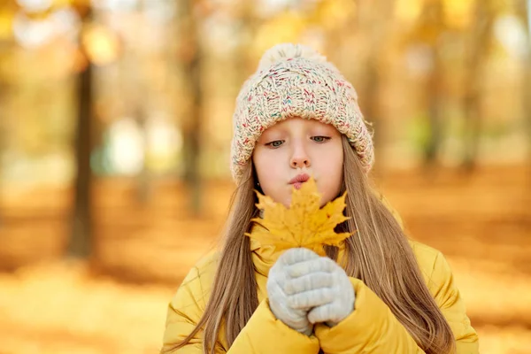 Retrato de niña con hoja de arce en el parque de otoño —  Fotos de Stock