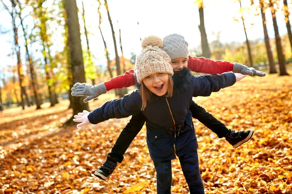 Gelukkige kinderen hebben plezier in het najaarspark — Stockfoto