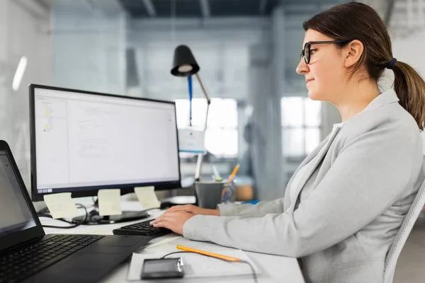 Zakenvrouw met computer werken op kantoor — Stockfoto